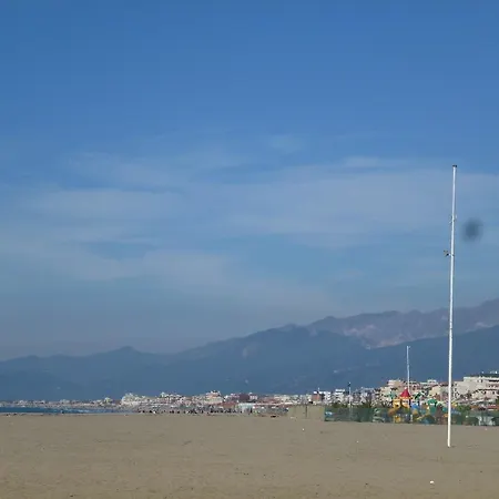 Im Bekannten Strandort Dei Marmi Mit Schoenem Garten Und Ruhig Gelegen * Forte dei Marmi