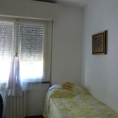 Im Bekannten Strandort Dei Marmi Mit Schoenem Garten Und Ruhig Gelegen