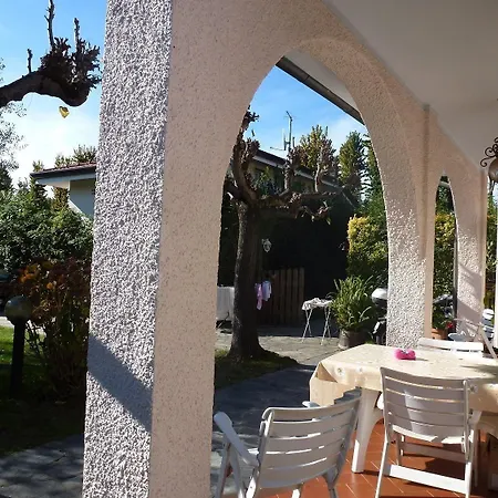 Im Bekannten Strandort Dei Marmi Mit Schoenem Garten Und Ruhig Gelegen