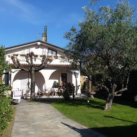 Im Bekannten Strandort Dei Marmi Mit Schoenem Garten Und Ruhig Gelegen Forte dei Marmi
